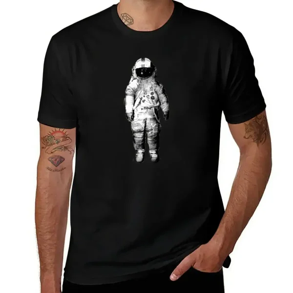 Roupa masculina com design de astronauta em traje espacial sobre fundo preto, estilo moderno e tendência, perfeito para os amantes do espaço e da ficção científica.