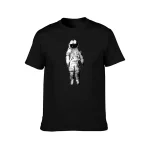 T-shirt preta com impressão de um astronauta em traje espacial.