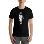T-shirt preta com um design de astronauta branco no centro, ideal para os amantes do espaço e da ciência.