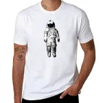 T-shirt branca com um padrão de astronauta em preto e branco, estilo gráfico, moda casual, ideal para os amantes do espaço e da ciência.