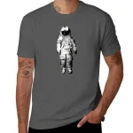 Roupa cinza com padrão de astronauta em traje espacial na frente.