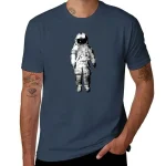Roupa astronauta para homem com design de astronauta em t-shirt azul-marinho, perfeito para os amantes de ciência e exploração espacial.