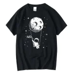 Camiseta preta com ilustração de um pequeno astronauta segurando uma lua em forma de balão, em um estilo gráfico simples e fofo, perfeito para os amantes de espaço e ciência.