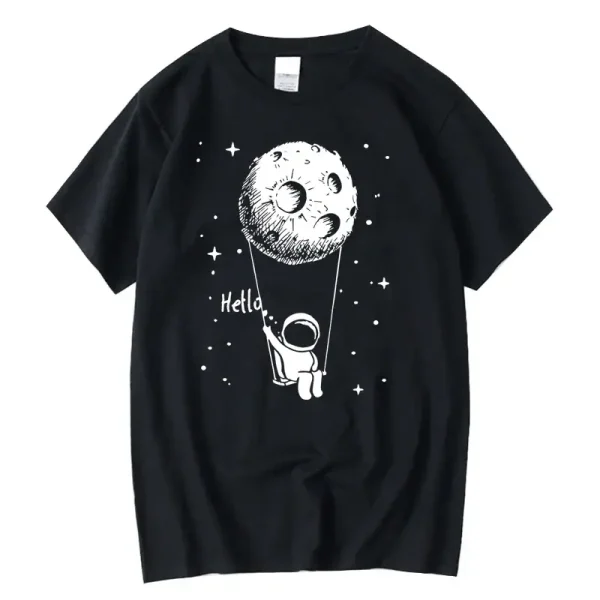 Camiseta preta com ilustração de um pequeno astronauta segurando uma lua em forma de balão, em um estilo gráfico simples e fofo, perfeito para os amantes de espaço e ciência.
