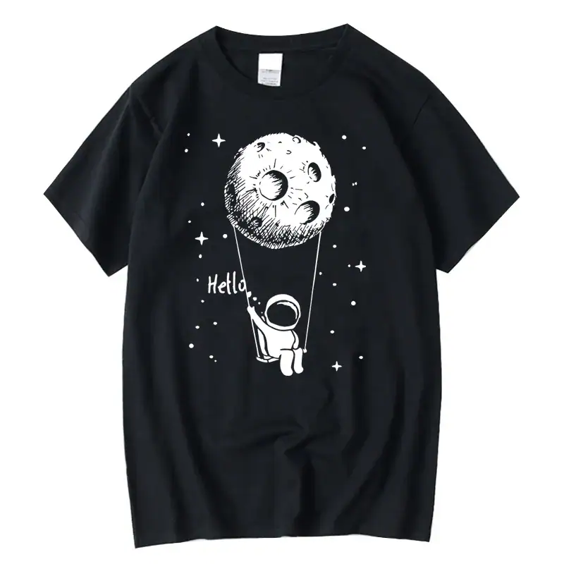 Camiseta preta com ilustração de um pequeno astronauta segurando uma lua em forma de balão, em um estilo gráfico simples e fofo, perfeito para os amantes de espaço e ciência.