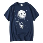 Camiseta com design de astronauta e lua, estilo gráfico e divertido.