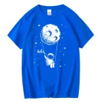 Camiseta azul com design de astronauta pendurado na lua, ambiente espacial lúdico e original.
