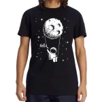 Pingente representando um astronauta pendurado na lua, ilustrando a exploração espacial e o universo.