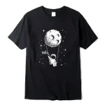 Camiseta preta com ilustração de um astronauta pendurado na lua, acompanhada da palavra "Hello" em um estilo gráfico simples e moderno.