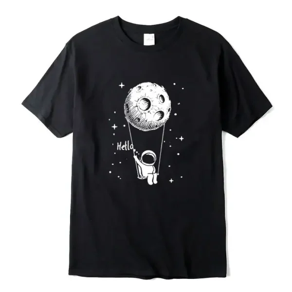 Camiseta preta com ilustração de um astronauta pendurado na lua, acompanhada da palavra "Hello" em um estilo gráfico simples e moderno.