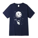Camiseta de algodão marinho com ilustração de um astronauta pendurado na lua, estilo desenho minimalista, perfeito para os amantes de ciência e astronomia.