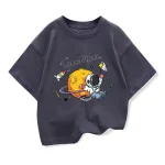 Roupa infantil com design de astronauta e planeta, ilustrando o tema da exploração espacial.