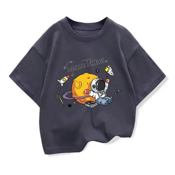 Roupa infantil com design de astronauta e planeta, ilustrando o tema da exploração espacial.