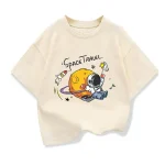 Roupa infantil com padrão de astronauta e planeta, ilustrando uma viagem espacial com um foguete, um planeta e um astronauta em traje.