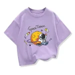 T-shirt roxa com padrão de astronauta e lua, design lúdico para amantes do espaço e da ciência.