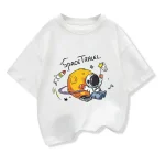T-shirt branca com ilustração de um astronauta e um planeta, tema espacial, estilo cartoon, ideal para os amantes de ciência e espaço.