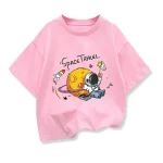 Roupa infantil rosa com ilustração de um astronauta e um planeta, tema espacial, estilo fofo e lúdico.