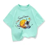 T-shirt infantil com design de planeta, astronauta e foguete em estilo lúdico e colorido. Perfeito para os amantes do espaço e da ciência.