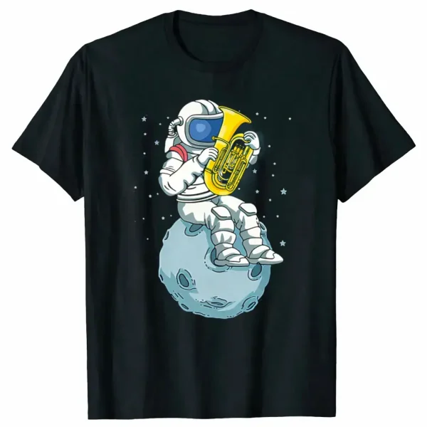 T-shirt preta com um astronauta em traje tocando saxofone numa pequena lua, rodeado de estrelas, design divertido e original para os amantes de ciência e música.