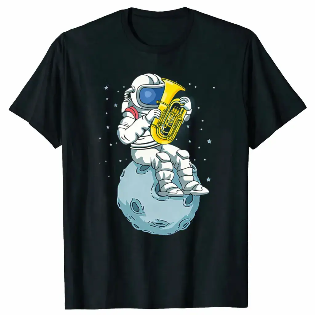 T-shirt preta com um astronauta em traje tocando saxofone numa pequena lua, rodeado de estrelas, design divertido e original para os amantes de ciência e música.