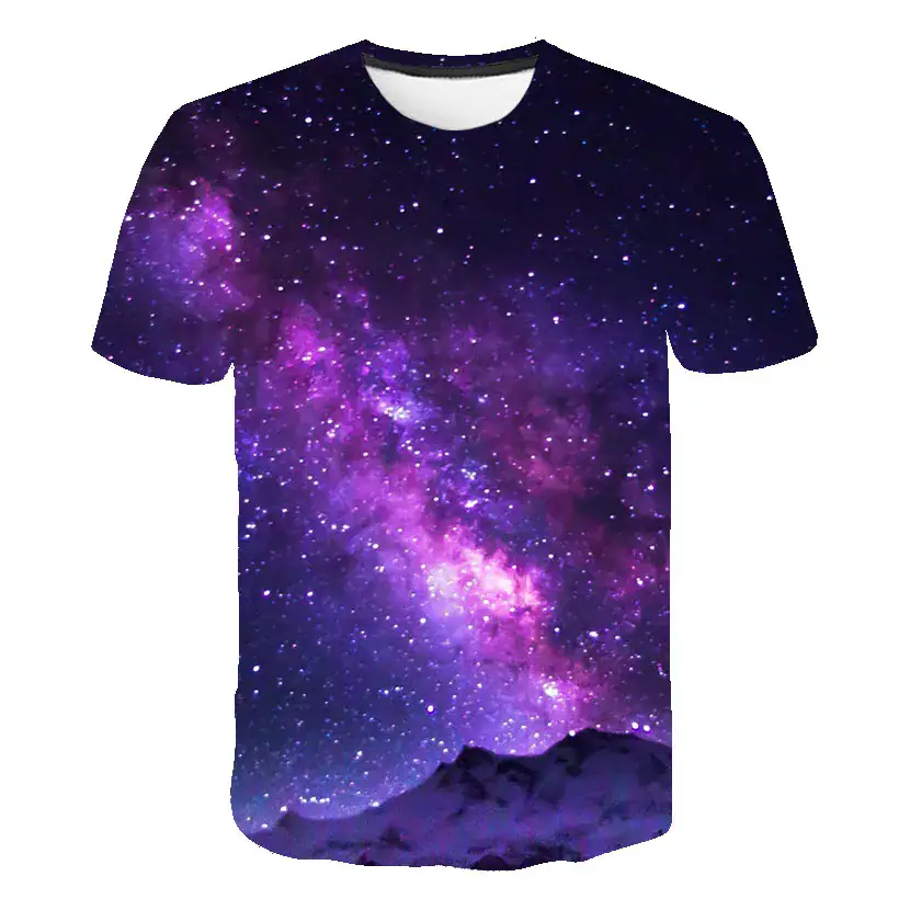 T-shirt com padrão de galáxia estrelada representando a Via Láctea num céu noturno, ideal para os amantes de astronomia e decoração científica.