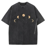 Camiseta preta com motivos de fases lunares e estrelas, ideal para amantes de astronomia e ciência.