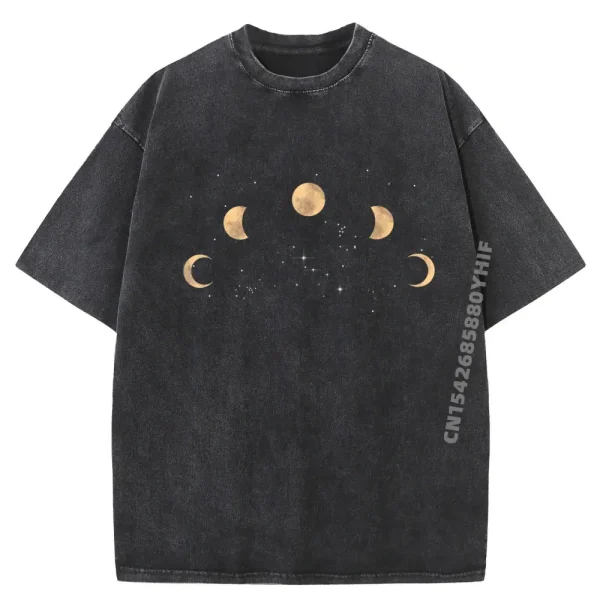 Camiseta preta com motivos de fases lunares e estrelas, ideal para amantes de astronomia e ciência.