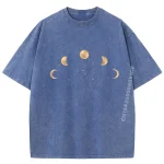 Vestuário em algodão com motivo de fases da lua e estrelas, perfeito para amantes de astronomia e ciência.