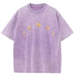 Camiseta roxa com motivos de fases lunares em ouro, estilo descontraído e moderno, perfeito para amantes de astronomia e design cósmico.