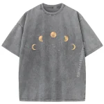 Camiseta cinza com motivo de fases da lua em dourado, representando diferentes etapas lunares em um design minimalista e elegante.