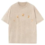 Camiseta bege com motivos de fases da lua, estilo descontraído e moderno.