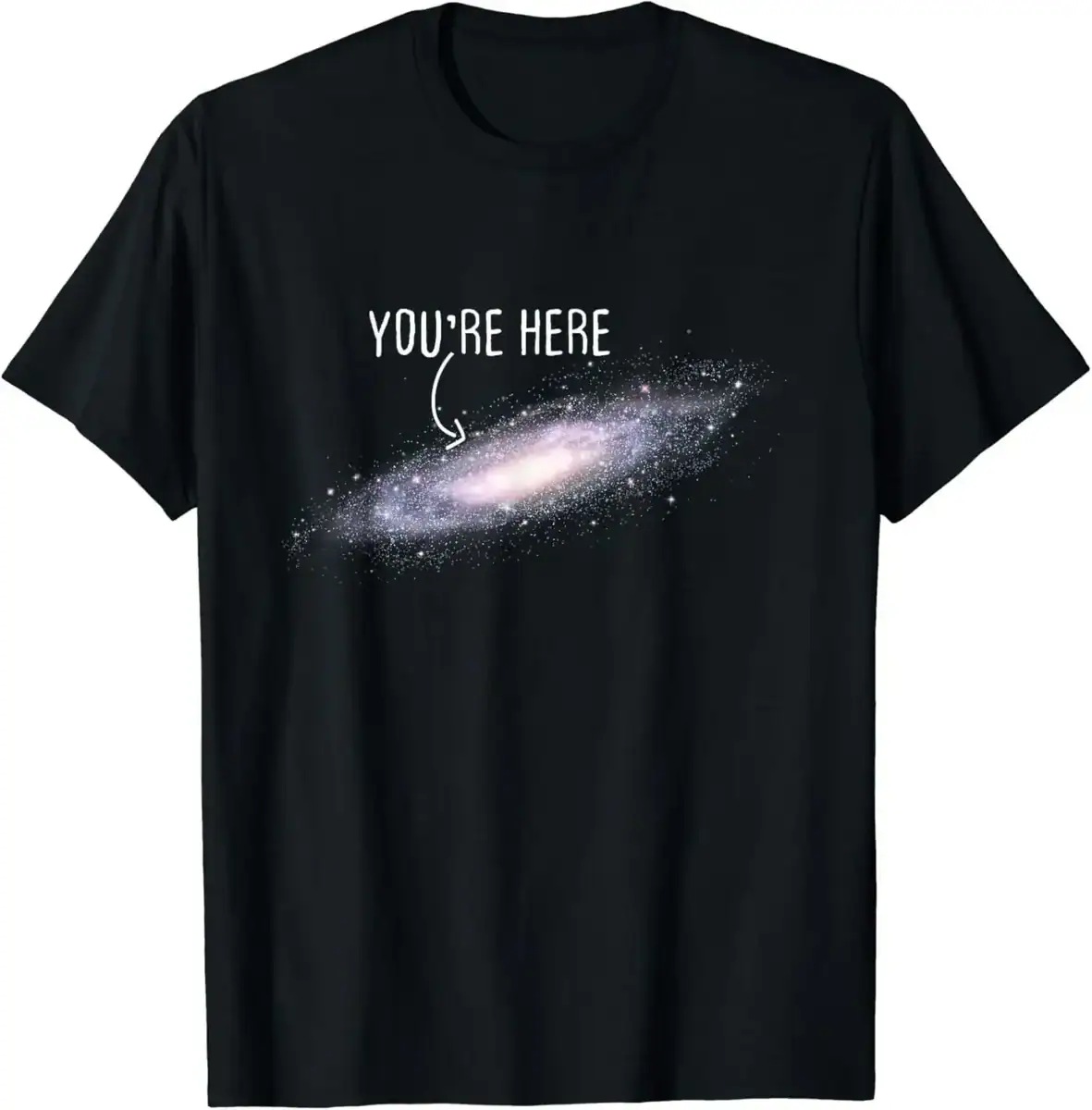 T-shirt galáxia com texto "You're Here" em branco sobre fundo preto, representando uma galáxia espiral com uma mensagem humorística e cósmica.