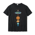 T-shirt preto com ilustração colorida do sistema solar, representando os planetas e a Terra em um estilo gráfico divertido.