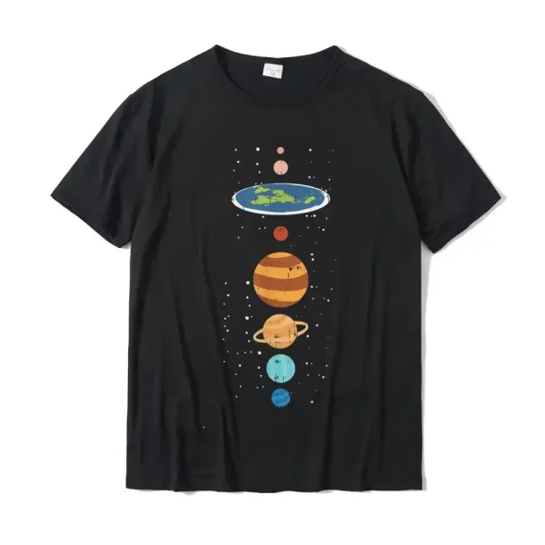 T-shirt preto com ilustração colorida do sistema solar, representando os planetas e a Terra em um estilo gráfico divertido.