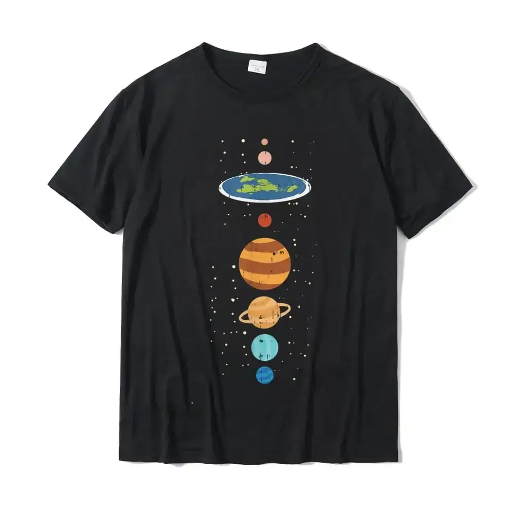 T-shirt preto com ilustração colorida do sistema solar, representando os planetas e a Terra em um estilo gráfico divertido.