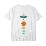 T-shirt branco com ilustração colorida representando os planetas do sistema solar, perfeito para os amantes de ciências e astronomia.
