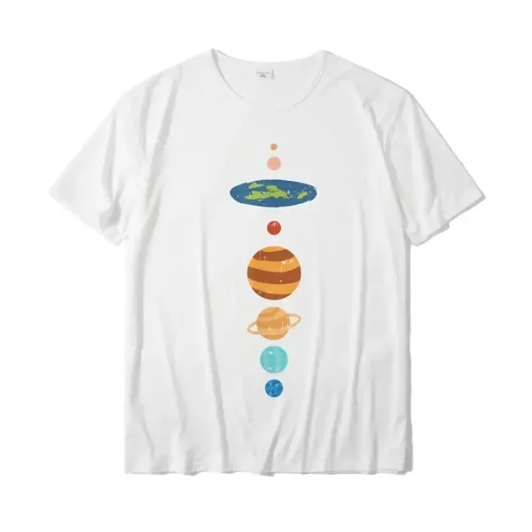 T-shirt branco com ilustração colorida representando os planetas do sistema solar, perfeito para os amantes de ciências e astronomia.