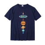 T-shirt azul com ilustração colorida do sistema solar, representando os planetas e a Terra em um estilo gráfico lúdico. Perfeito para os amantes de astronomia e decoração cientifi.