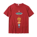 T-shirt vermelho com ilustração estilizada do sistema solar, representando a Terra, Marte, Júpiter, Saturno, Urano e Netuno, perfeito para os amantes de astronomia.