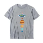 T-shirt cinza com ilustração estilizada do sistema solar, representando a Terra, Marte, Júpiter, Saturno, Urano e Netuno alinhados verticalmente.