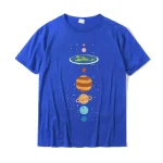 T-shirt azul com ilustração de planetas do sistema solar.