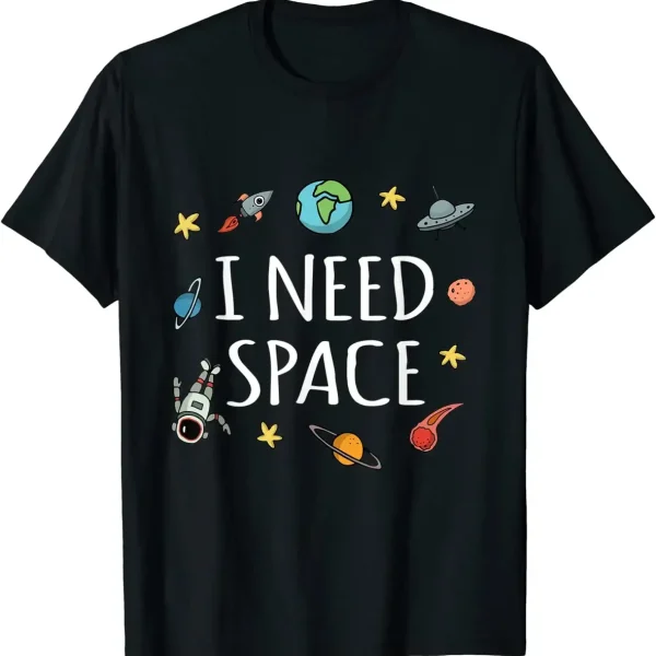 Confira esta camiseta preta com o texto "I NEED SPACE" cercado por desenhos de planetas, astros, um foguete, um astronauta e um disco voador, perfeito para os amantes de astronomia e ciência.