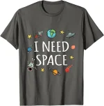 Camiseta cinza com ilustrações de objetos espaciais e o texto "I NEED SPACE" em branco.