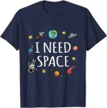 Camiseta azul com motivo de espaço, planetas, astronautas, foguete e texto "I NEED SPACE" para os amantes de ciência e astronomia.