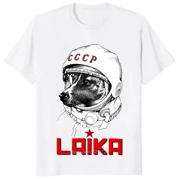 Roupa branca com ilustração de um cão em capacete de astronauta, usando um capacete com a inscrição "CCCP" e o nome "Laika" em vermelho.