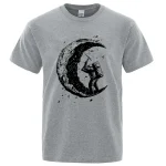 T-shirt cinza com ilustração de um astronauta na lua, estilo artístico e moderno, perfeito para os amantes de ciência e astronomia.