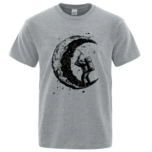 T-shirt cinza com ilustração de um astronauta na lua, estilo artístico e moderno, perfeito para os amantes de ciência e astronomia.