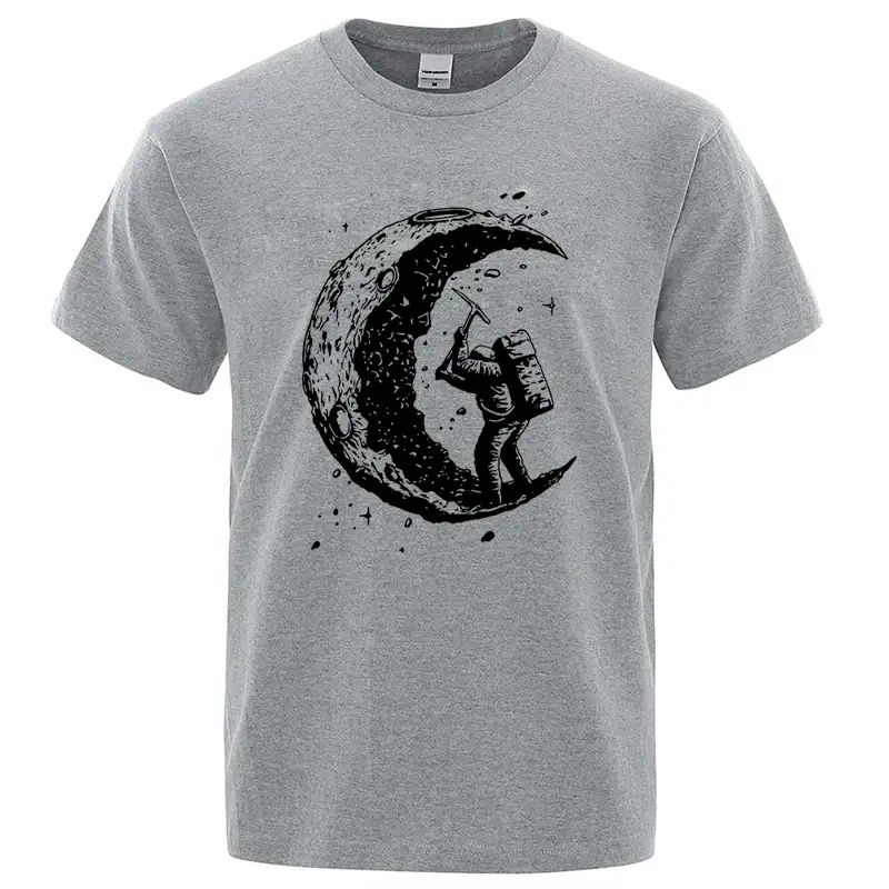 T-shirt cinza com ilustração de um astronauta na lua, estilo artístico e moderno, perfeito para os amantes de ciência e astronomia.