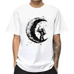 Camiseta branca com ilustração de um astronauta sentado na lua, estilo artístico preto e branco, perfeito para os amantes de ciência e espaço.