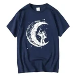 Camiseta em algodão com ilustração de um astronauta tocando guitarra na lua, perfeito para os amantes de ciência e espaço.